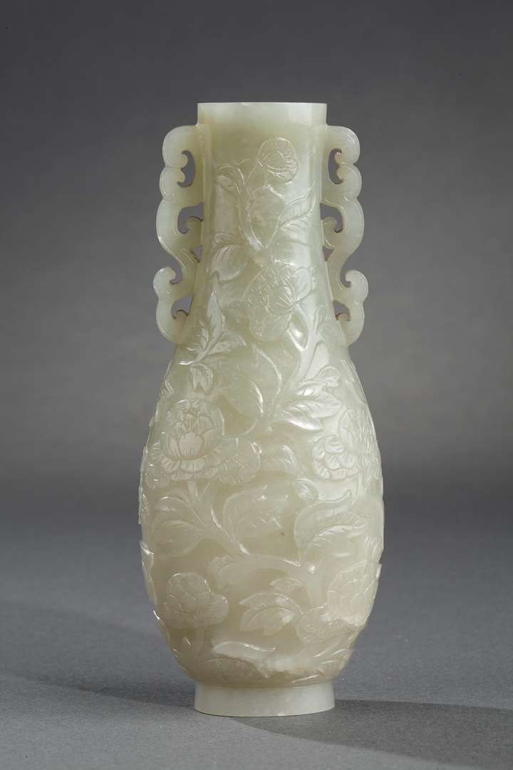 Finely sculpted vase sculpted  with flowers in Moghol style